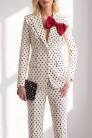 Laden Sie das Bild in den Galerie-Viewer, Schwarze Polka Dots Hosenanzüge Peak Revers Frauen Hochzeitsanzüge mit Schleife