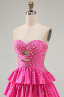 Laden Sie das Bild in den Galerie-Viewer, Perlen Ausgeschnittenes Gestuftes Rüschendes Fuchsia Kurzes Abendkleid