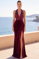 Laden Sie das Bild in den Galerie-Viewer, Burgundgrünes Samt Neckholder Pailletten Gerafftes Meerjungfrauen Langes Festkleid mit seitlichem Schlitz