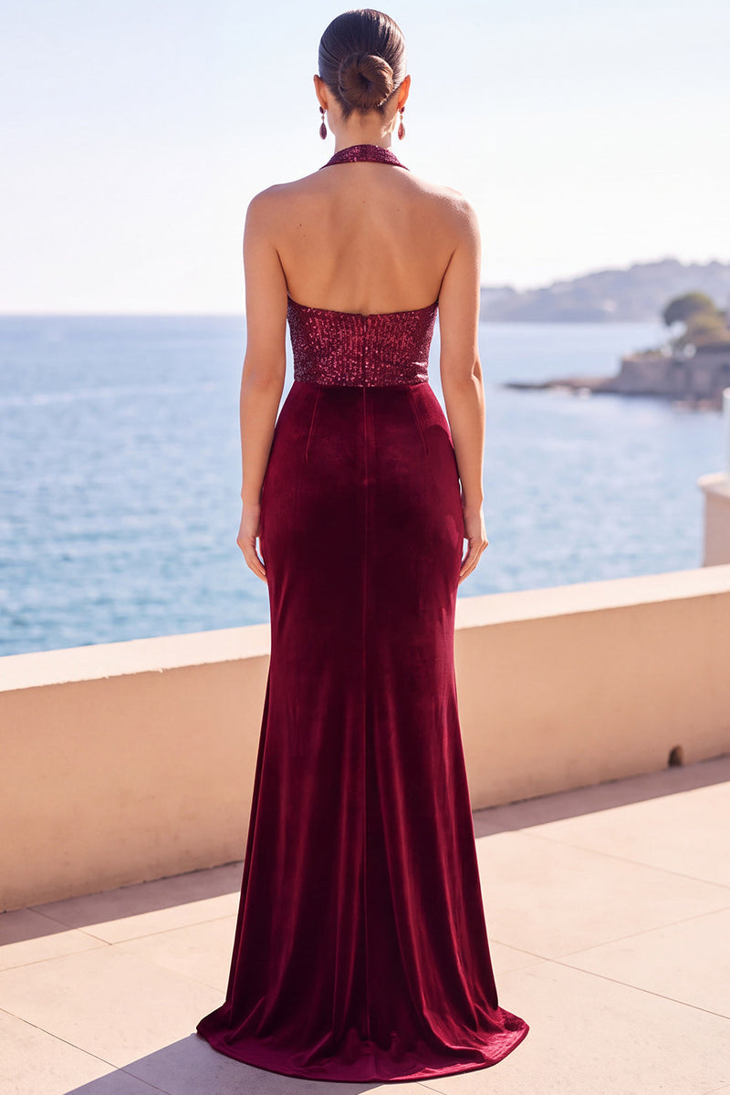 Laden Sie das Bild in den Galerie-Viewer, Burgundgrünes Samt Neckholder Pailletten Gerafftes Meerjungfrauen Langes Festkleid mit seitlichem Schlitz