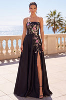 Laden Sie das Bild in den Galerie-Viewer, Schwarzes Floralstickerei A-Linie Langes Festliches Kleid mit Seitenschlitz