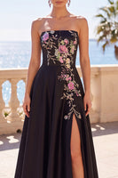 Laden Sie das Bild in den Galerie-Viewer, Schwarzes Floralstickerei A-Linie Langes Festliches Kleid mit Seitenschlitz
