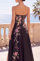 Laden Sie das Bild in den Galerie-Viewer, Schwarzes Floralstickerei A-Linie Langes Festliches Kleid mit Seitenschlitz