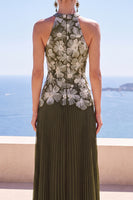 Laden Sie das Bild in den Galerie-Viewer, Oliv Falten Neckholder Scheide Langes Formelles Kleid mit 3D-Blumenapplikationen