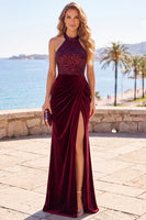 Laden Sie das Bild in den Galerie-Viewer, Burgunder Samt Pailletten Neckholder Gerafftes Sheath Langes Festkleid mit Schlitz