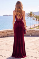 Laden Sie das Bild in den Galerie-Viewer, Burgunder Samt Pailletten Neckholder Gerafftes Sheath Langes Festkleid mit Schlitz
