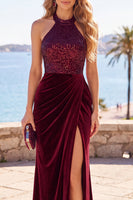 Laden Sie das Bild in den Galerie-Viewer, Burgunder Samt Pailletten Neckholder Gerafftes Sheath Langes Festkleid mit Schlitz
