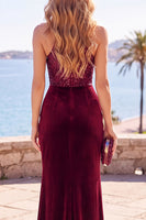 Laden Sie das Bild in den Galerie-Viewer, Burgunder Samt Pailletten Neckholder Gerafftes Sheath Langes Festkleid mit Schlitz