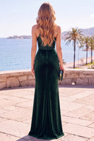 Laden Sie das Bild in den Galerie-Viewer, Burgunder Samt Pailletten Neckholder Gerafftes Sheath Langes Festkleid mit Schlitz
