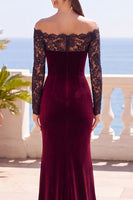 Laden Sie das Bild in den Galerie-Viewer, Burgunderrotes Schulterloses Spitzen Samt Langarm Meerjungfrauen Langes Festkleid