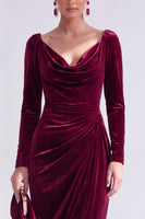 Laden Sie das Bild in den Galerie-Viewer, Dunkelgrünes Bodycon Samt V-Ausschnitt mit langen Ärmeln Mutter der Braut Kleid mit Schlitz