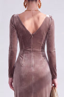 Laden Sie das Bild in den Galerie-Viewer, Dunkelgrünes Bodycon Samt V-Ausschnitt mit langen Ärmeln Mutter der Braut Kleid mit Schlitz
