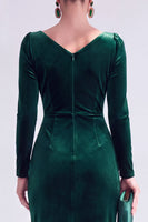 Laden Sie das Bild in den Galerie-Viewer, Dunkelgrünes Bodycon Samt V-Ausschnitt mit langen Ärmeln Mutter der Braut Kleid mit Schlitz