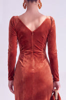Laden Sie das Bild in den Galerie-Viewer, Dunkelgrünes Bodycon Samt V-Ausschnitt mit langen Ärmeln Mutter der Braut Kleid mit Schlitz
