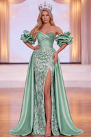Laden Sie das Bild in den Galerie-Viewer, Grünes, schulterfreies, aufgefranstes Maxi-Pageant-Kleid mit Seitenschlitz