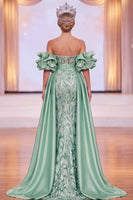 Laden Sie das Bild in den Galerie-Viewer, Grünes, schulterfreies, aufgefranstes Maxi-Pageant-Kleid mit Seitenschlitz
