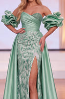 Laden Sie das Bild in den Galerie-Viewer, Grünes, schulterfreies, aufgefranstes Maxi-Pageant-Kleid mit Seitenschlitz