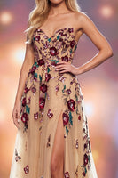 Laden Sie das Bild in den Galerie-Viewer, Champagne A-Line Pailletten 3D Blumenapplikation Maxi Pageant Kleid mit Seitenschlitz
