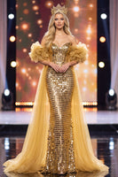 Laden Sie das Bild in den Galerie-Viewer, Goldene Meerjungfrauen-Off-the-Shoulder-Pailletten-Maxi-Pageant-Kleid mit Umhang