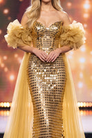 Laden Sie das Bild in den Galerie-Viewer, Goldene Meerjungfrauen-Off-the-Shoulder-Pailletten-Maxi-Pageant-Kleid mit Umhang