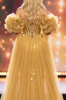 Laden Sie das Bild in den Galerie-Viewer, Goldene Meerjungfrauen-Off-the-Shoulder-Pailletten-Maxi-Pageant-Kleid mit Umhang