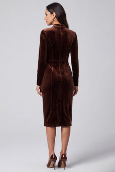 Braunes Samt Midi‑Kleid mit Stehkragen und langen Ärmeln