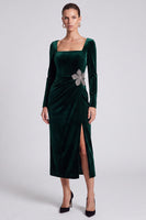 Laden Sie das Bild in den Galerie-Viewer, Dunkelgrünes Samt Midi‑Kleid mit Quadratausschnitt und Blumenapplikation