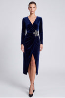 Laden Sie das Bild in den Galerie-Viewer, Marineblaues Samt Midi Kleid mit V‑Ausschnitt und Blumen‑Applikation