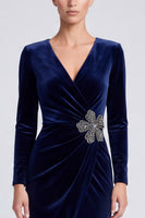 Laden Sie das Bild in den Galerie-Viewer, Marineblaues Samt Midi Kleid mit V‑Ausschnitt und Blumen‑Applikation