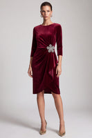 Laden Sie das Bild in den Galerie-Viewer, Burgunderrotes Samt Kleid mit 3/4‑Ärmeln und Kristall‑Blumen‑Applikation
