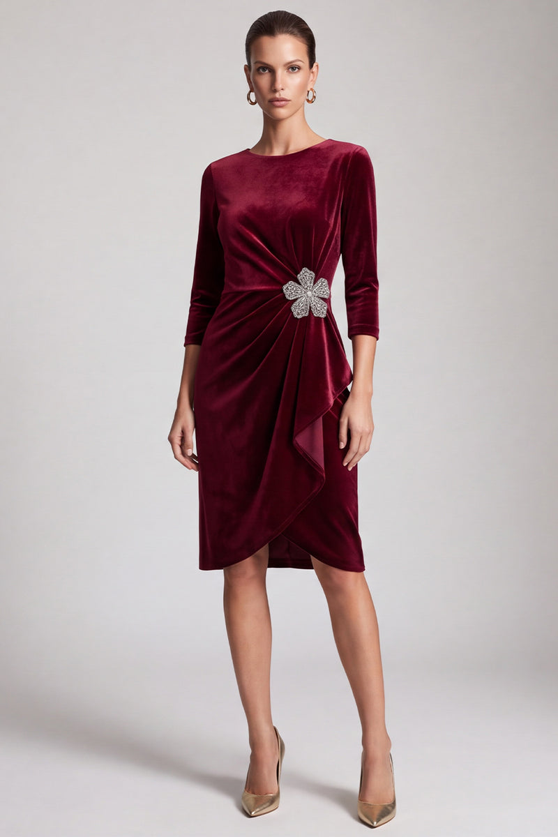 Laden Sie das Bild in den Galerie-Viewer, Burgunderrotes Samt Kleid mit 3/4‑Ärmeln und Kristall‑Blumen‑Applikation