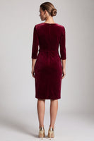 Laden Sie das Bild in den Galerie-Viewer, Burgunderrotes Samt Kleid mit 3/4‑Ärmeln und Kristall‑Blumen‑Applikation