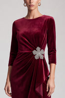 Laden Sie das Bild in den Galerie-Viewer, Burgunderrotes Samt Kleid mit 3/4‑Ärmeln und Kristall‑Blumen‑Applikation