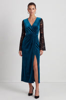 Laden Sie das Bild in den Galerie-Viewer, Petrolblaues Samt Midi Kleid mit schwarzen Spitzen‑Flammenärmeln und Schlitz