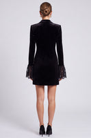 Laden Sie das Bild in den Galerie-Viewer, Schwarzes Samt‑Blazer‑Minikleid mit Spitzen‑Glockenärmeln