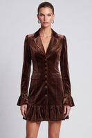 Laden Sie das Bild in den Galerie-Viewer, Dunkelbraunes Samt‑Blazer‑Minikleid mit Rüschensaum