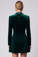 Laden Sie das Bild in den Galerie-Viewer, Dunkelgrünes Samt‑Blazer‑Minikleid mit Satin‑Revers