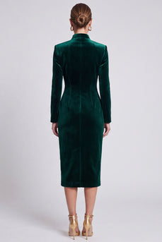 Dunkelgrünes Samt‑Midi‑Kleid mit Stehkragen und Goldknöpfen