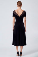 Laden Sie das Bild in den Galerie-Viewer, Schwarzes Samt‑Midi‑Kleid mit Spitzen‑Bardot‑Ausschnitt und Kurzarm