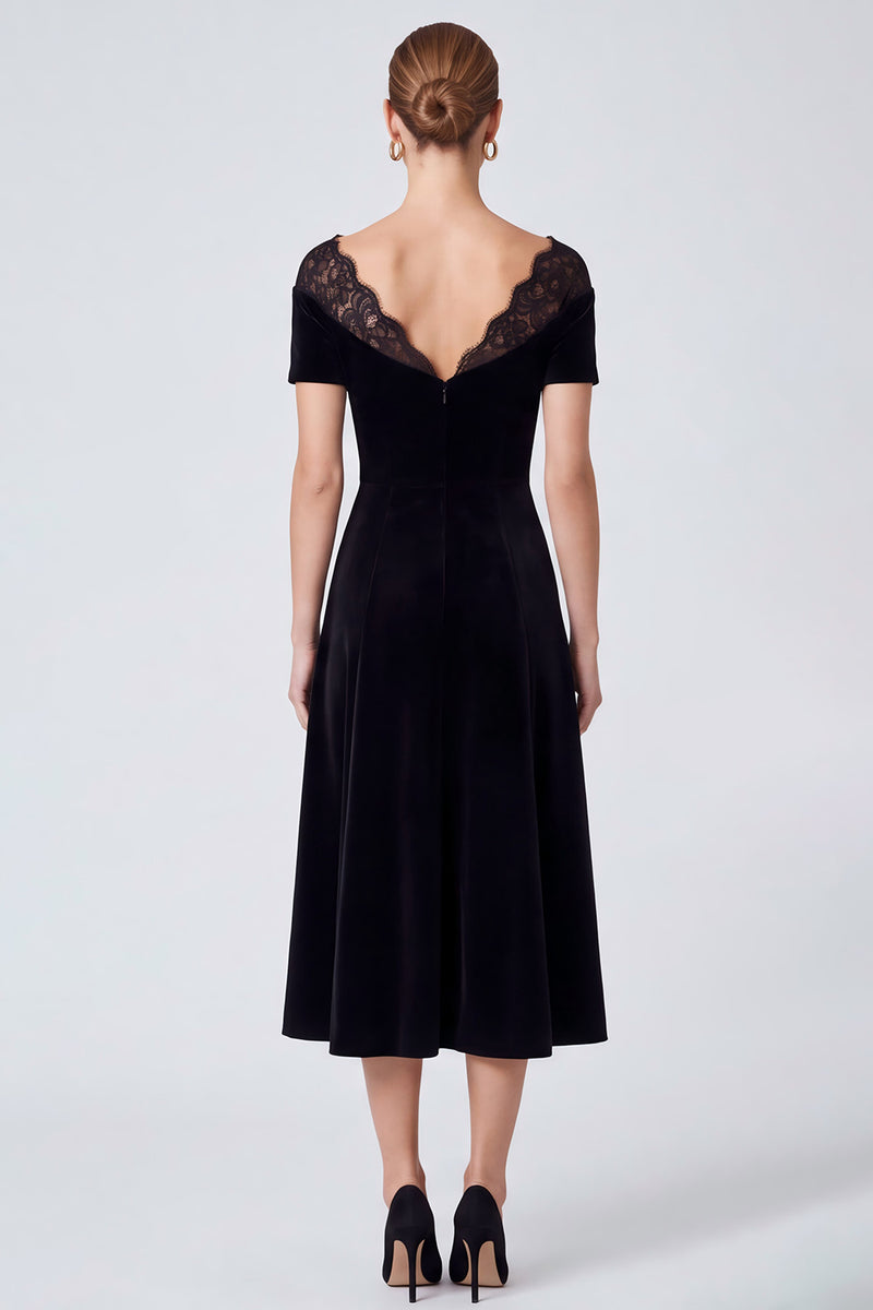 Laden Sie das Bild in den Galerie-Viewer, Schwarzes Samt‑Midi‑Kleid mit Spitzen‑Bardot‑Ausschnitt und Kurzarm