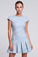 Laden Sie das Bild in den Galerie-Viewer, Hellblaues Tweed‑Minikleid mit Plisseerock