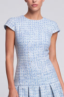 Laden Sie das Bild in den Galerie-Viewer, Hellblaues Tweed‑Minikleid mit Plisseerock