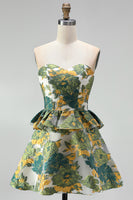 Laden Sie das Bild in den Galerie-Viewer, Grünes Florales Trägerloses A-Linie Kurzes Abendkleid mit Rüschen