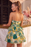 Laden Sie das Bild in den Galerie-Viewer, Grünes Florales Trägerloses A-Linie Kurzes Abendkleid mit Rüschen