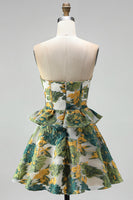 Laden Sie das Bild in den Galerie-Viewer, Grünes Florales Trägerloses A-Linie Kurzes Abendkleid mit Rüschen