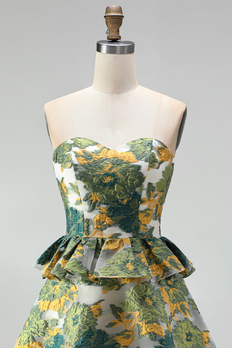Laden Sie das Bild in den Galerie-Viewer, Grünes Florales Trägerloses A-Linie Kurzes Abendkleid mit Rüschen