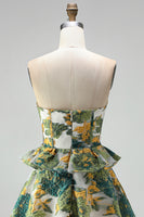 Laden Sie das Bild in den Galerie-Viewer, Grünes Florales Trägerloses A-Linie Kurzes Abendkleid mit Rüschen