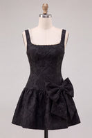 Laden Sie das Bild in den Galerie-Viewer, Schwarzes A-Linie Blumen Jacquard Perlmutt Kurzes Abendkleid mit Schleife