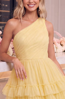 Laden Sie das Bild in den Galerie-Viewer, Ein Schulter Gelb Tüll A-Linie Kurzes Abendkleid mit Rüschen