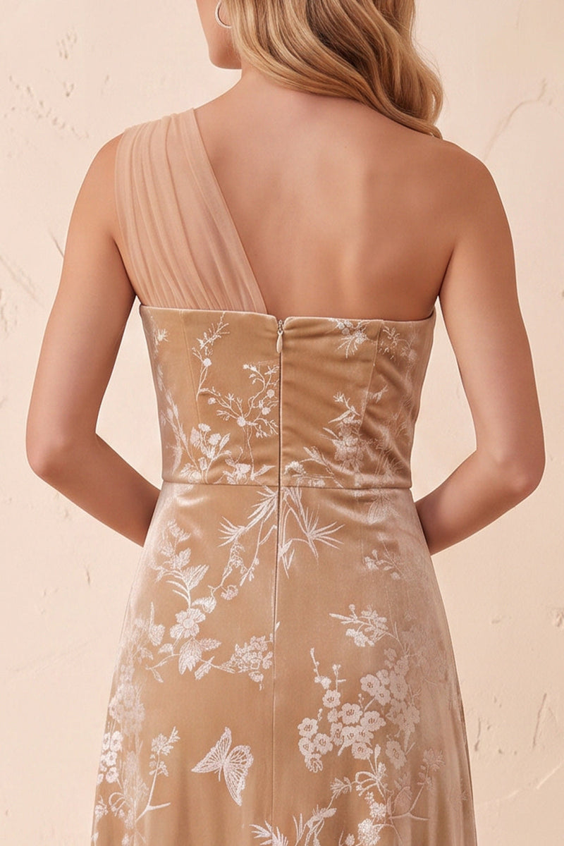 Laden Sie das Bild in den Galerie-Viewer, Einschulter-Champagner-A-Line Samtenkleid für lange Hochzeitsgäste